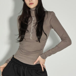 E4102 Lettering Turtleneck Top